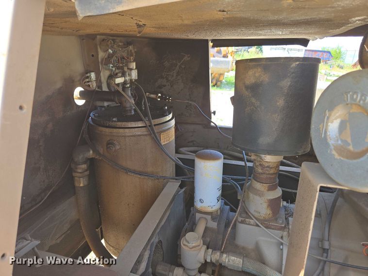 image for item EN3915 1993 LeROI International air compressor