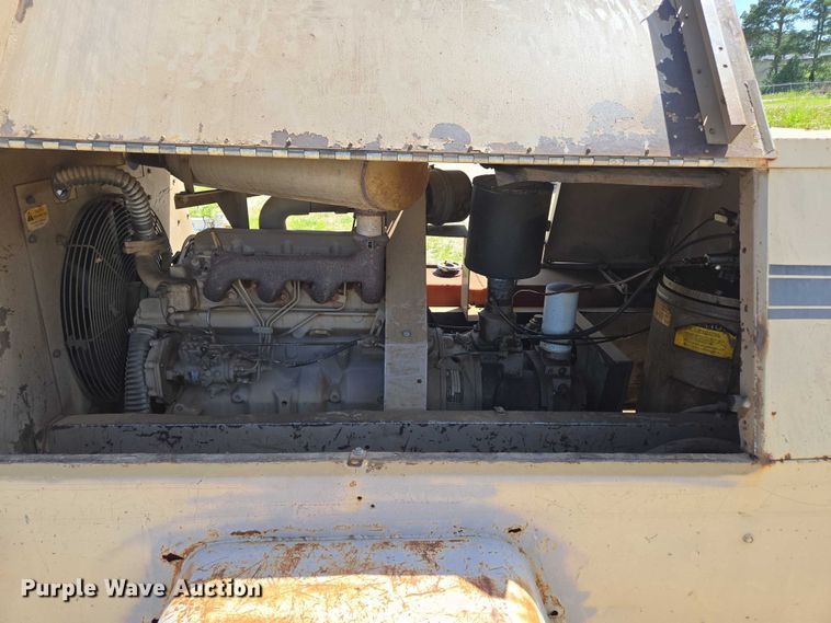 image for item EN3915 1993 LeROI International air compressor