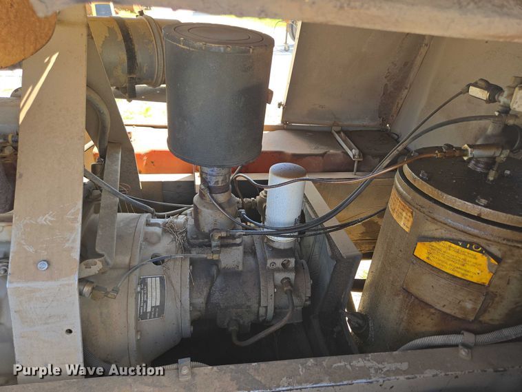 image for item EN3915 1993 LeROI International air compressor