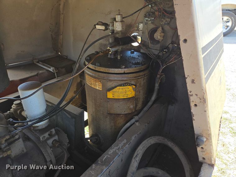 image for item EN3915 1993 LeROI International air compressor