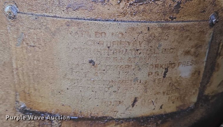 image for item EN3915 1993 LeROI International air compressor