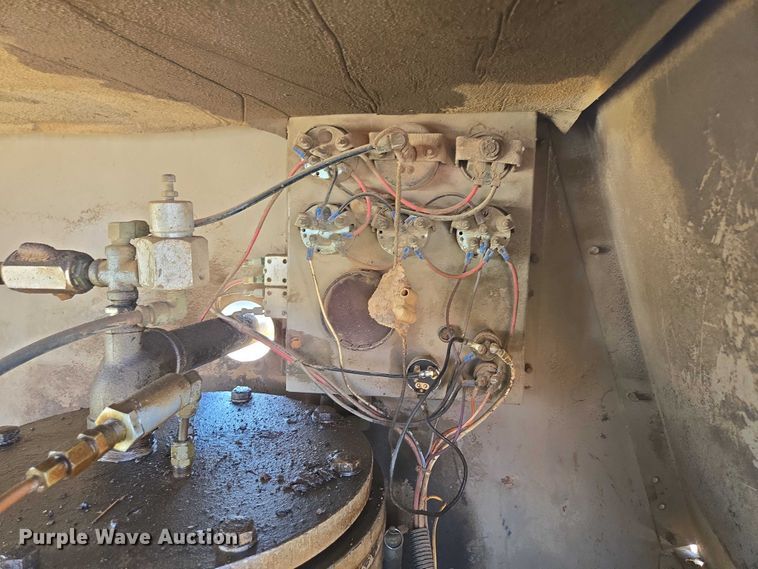 image for item EN3915 1993 LeROI International air compressor