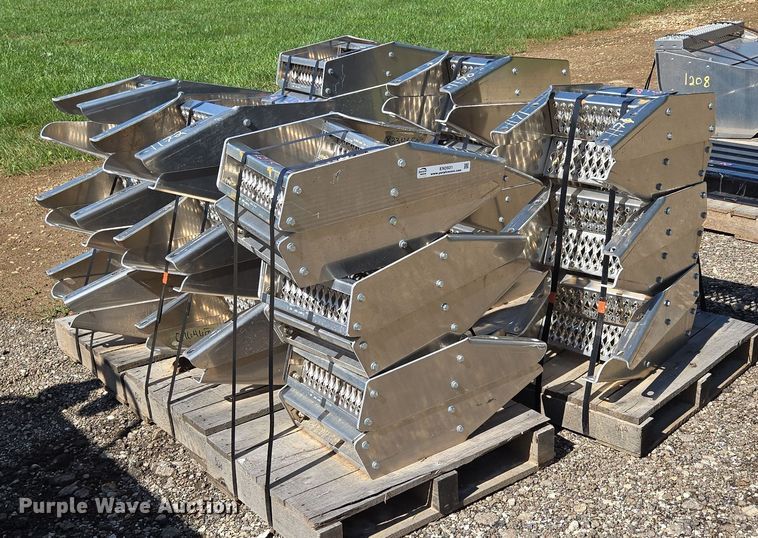 image for item EN3931 Paccar (36) truck steps