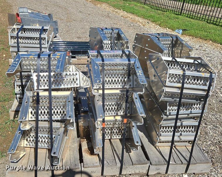 image for item EN3931 Paccar (36) truck steps