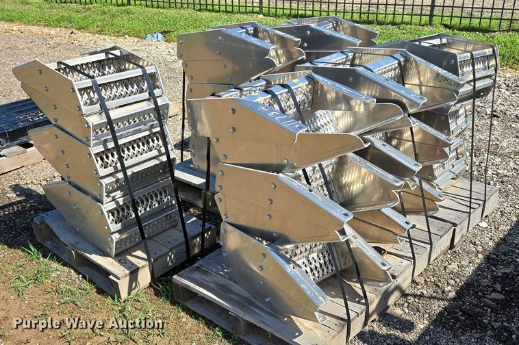 image for item EN3931 Paccar (36) truck steps