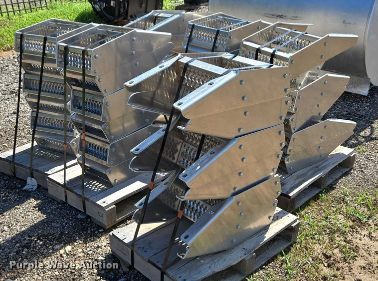 image for item EN3931 Paccar (36) truck steps