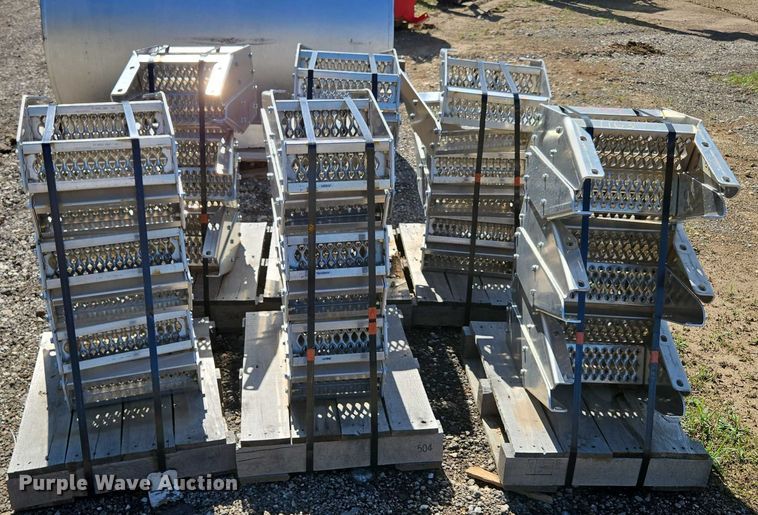 image for item EN3931 Paccar (36) truck steps