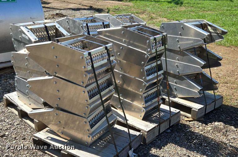 image for item EN3931 Paccar (36) truck steps