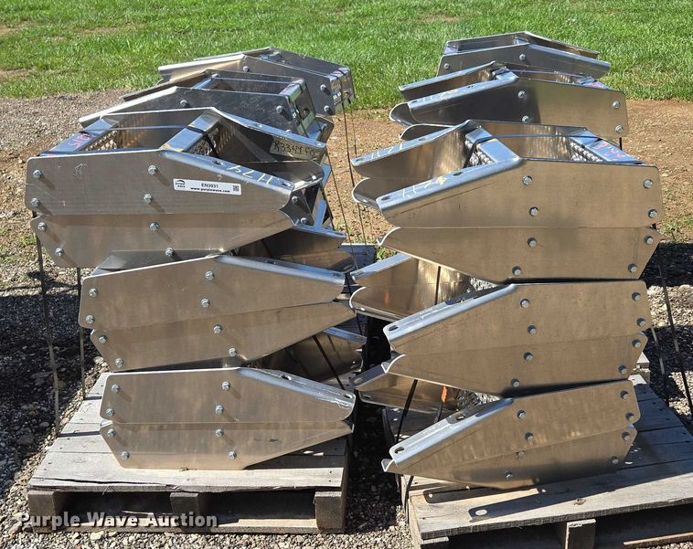 image for item EN3931 Paccar (36) truck steps