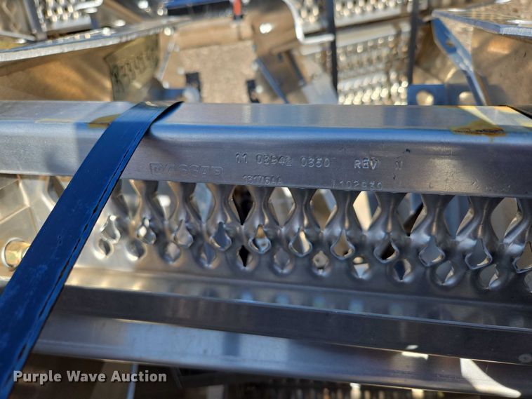 image for item EN3931 Paccar (36) truck steps