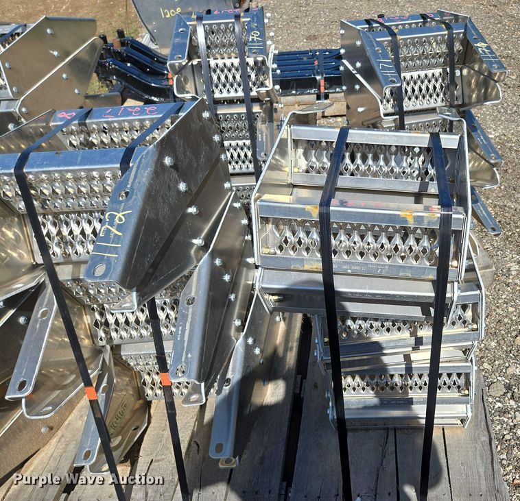 image for item EN3931 Paccar (36) truck steps