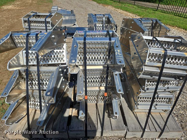 image for item EN3931 Paccar (36) truck steps