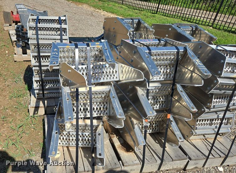 image for item EN3931 Paccar (36) truck steps