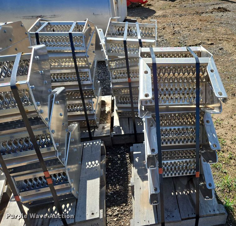 image for item EN3931 Paccar (36) truck steps