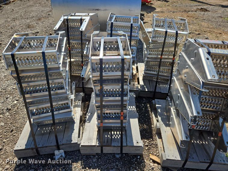 image for item EN3931 Paccar (36) truck steps