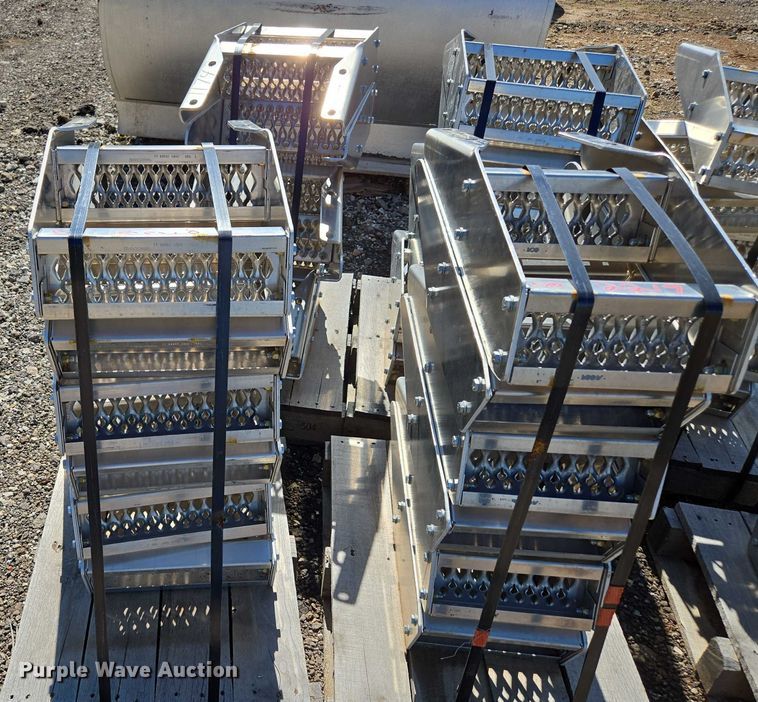 image for item EN3931 Paccar (36) truck steps