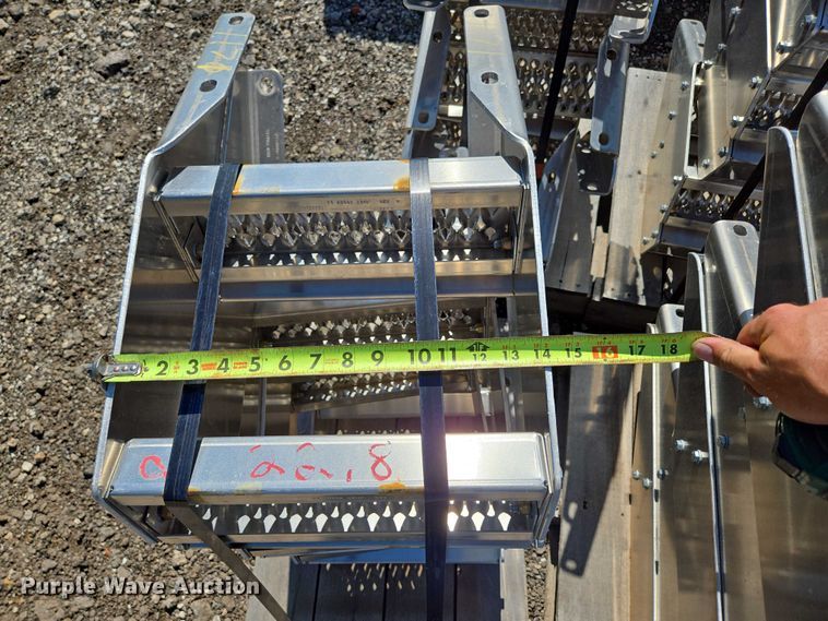 image for item EN3931 Paccar (36) truck steps