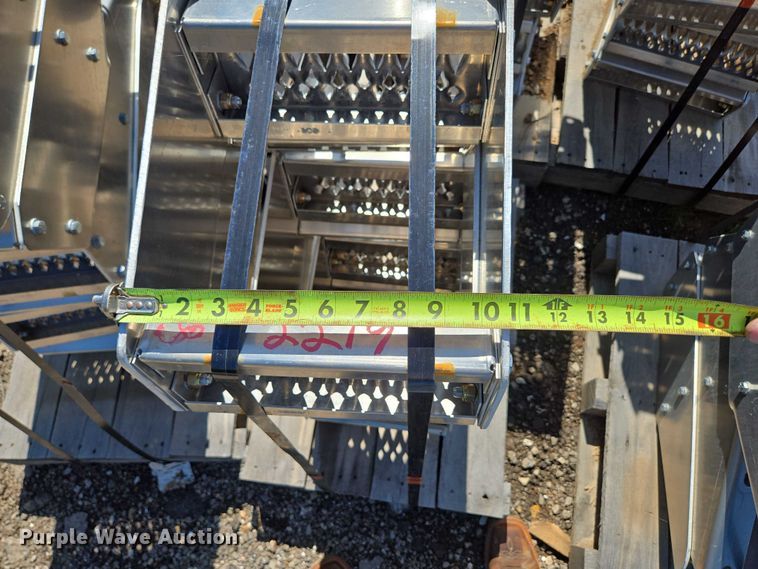 image for item EN3931 Paccar (36) truck steps