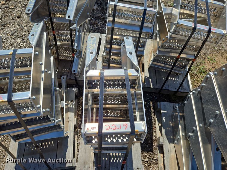 image for item EN3931 Paccar (36) truck steps