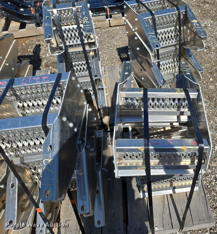 image for item EN3931 Paccar (36) truck steps