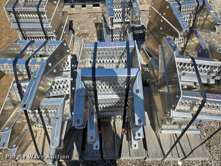 image for item EN3931 Paccar (36) truck steps