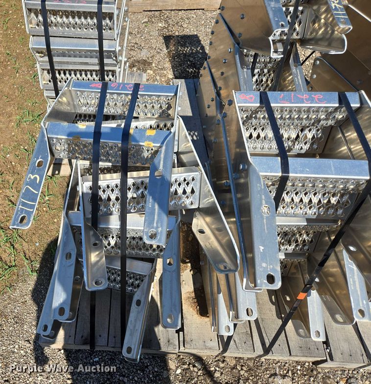 image for item EN3931 Paccar (36) truck steps