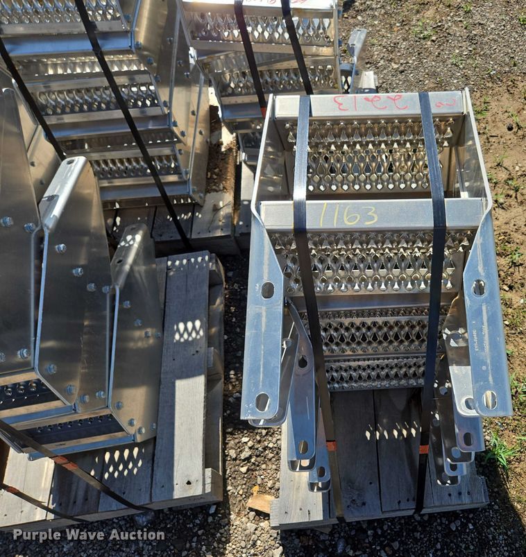 image for item EN3931 Paccar (36) truck steps