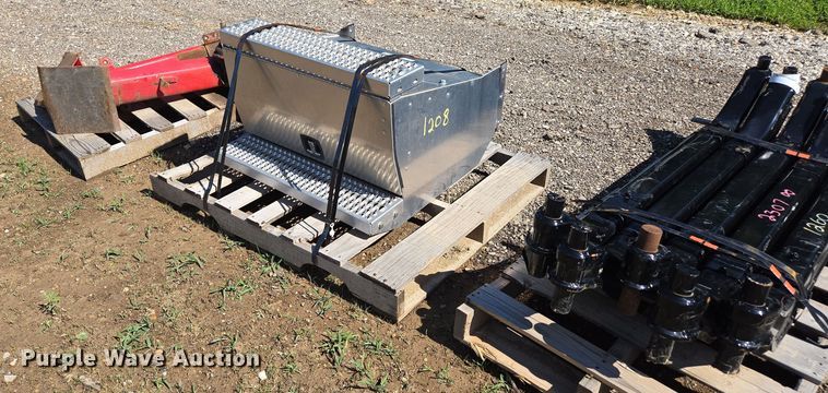 image for item EN3943 Truck battery box