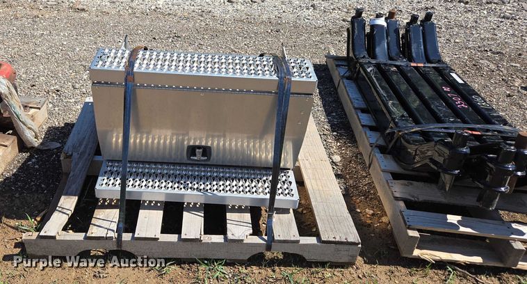 image for item EN3943 Truck battery box