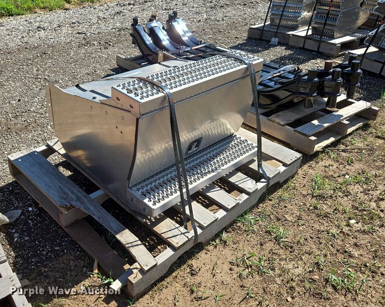 image for item EN3943 Truck battery box