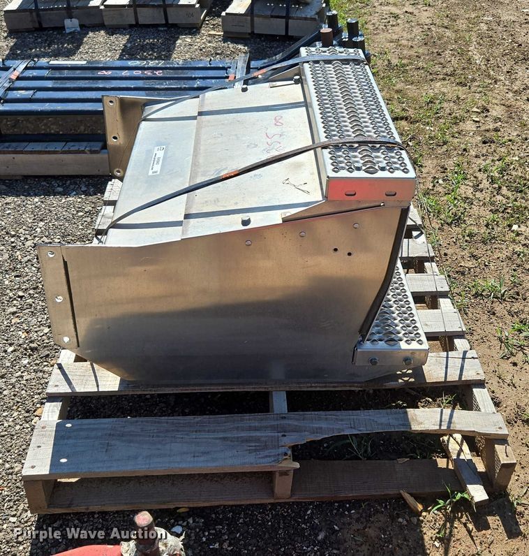 image for item EN3943 Truck battery box