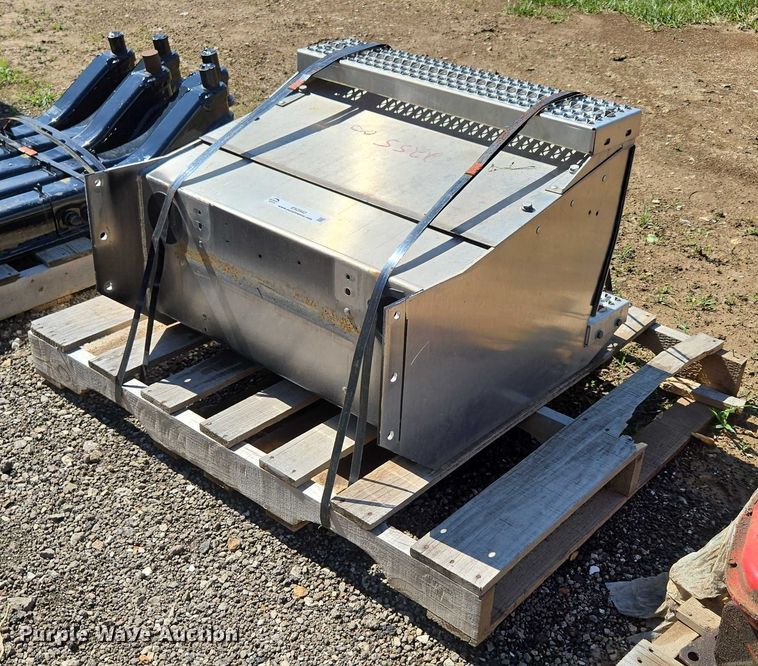 image for item EN3943 Truck battery box