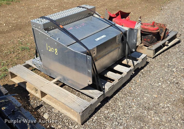 image for item EN3943 Truck battery box