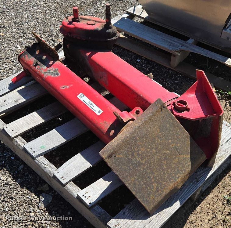 image for item EN3944 (2) trailer landing gear