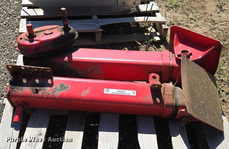 image for item EN3944 (2) trailer landing gear