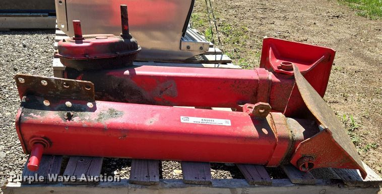 image for item EN3944 (2) trailer landing gear