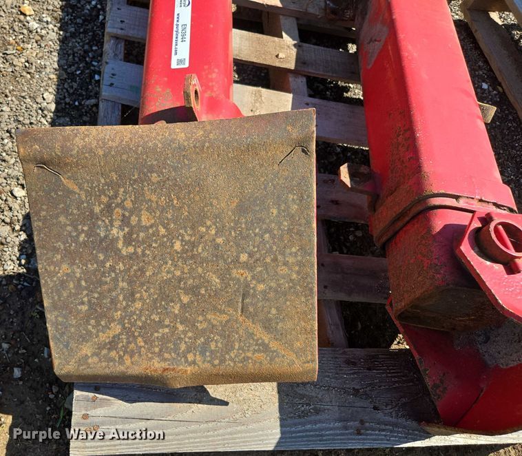 image for item EN3944 (2) trailer landing gear