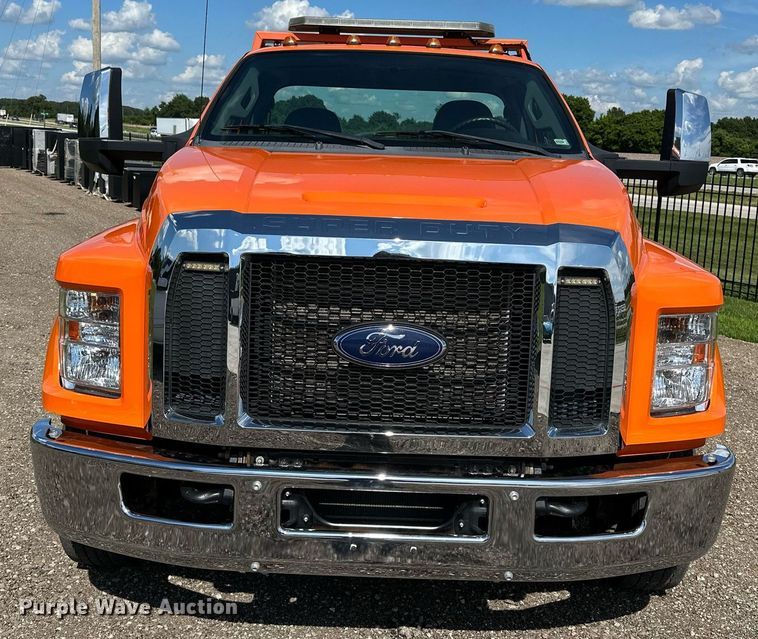 image for item EN3962 2019 Ford F650 Super Duty flatbed truck