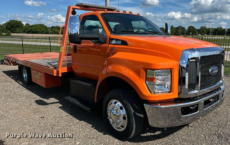 image for item EN3962 2019 Ford F650 Super Duty flatbed truck