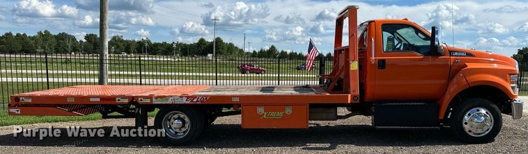 image for item EN3962 2019 Ford F650 Super Duty flatbed truck
