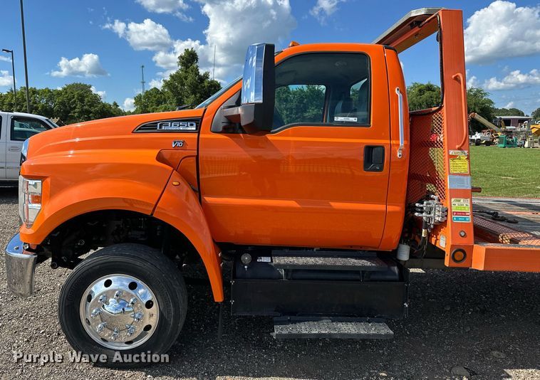 image for item EN3962 2019 Ford F650 Super Duty flatbed truck