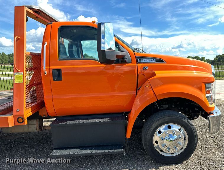 image for item EN3962 2019 Ford F650 Super Duty flatbed truck