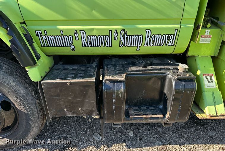 image for item EN3963 2000 GMC C7500 forestry bucket truck