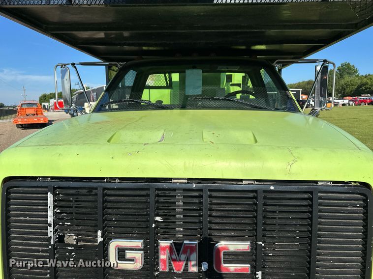 image for item EN3963 2000 GMC C7500 forestry bucket truck