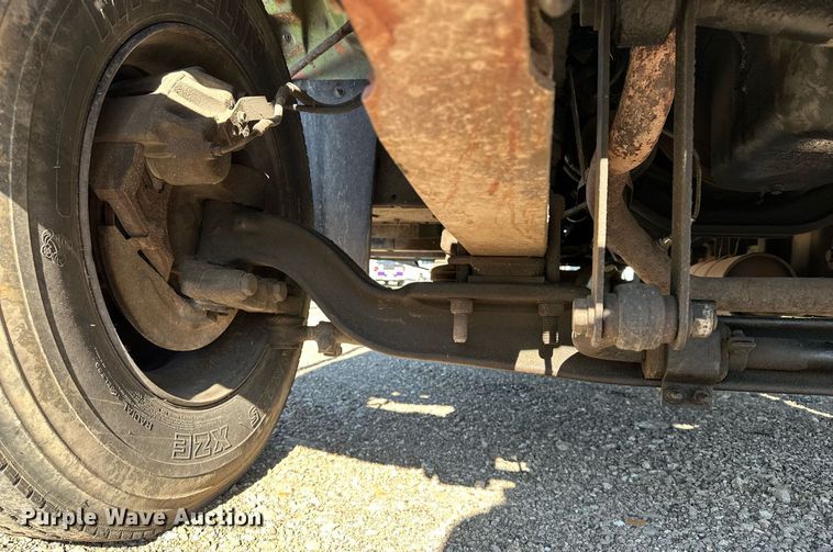 image for item EN3963 2000 GMC C7500 forestry bucket truck