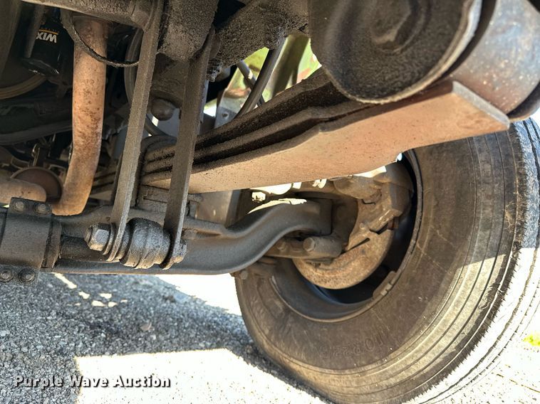 image for item EN3963 2000 GMC C7500 forestry bucket truck