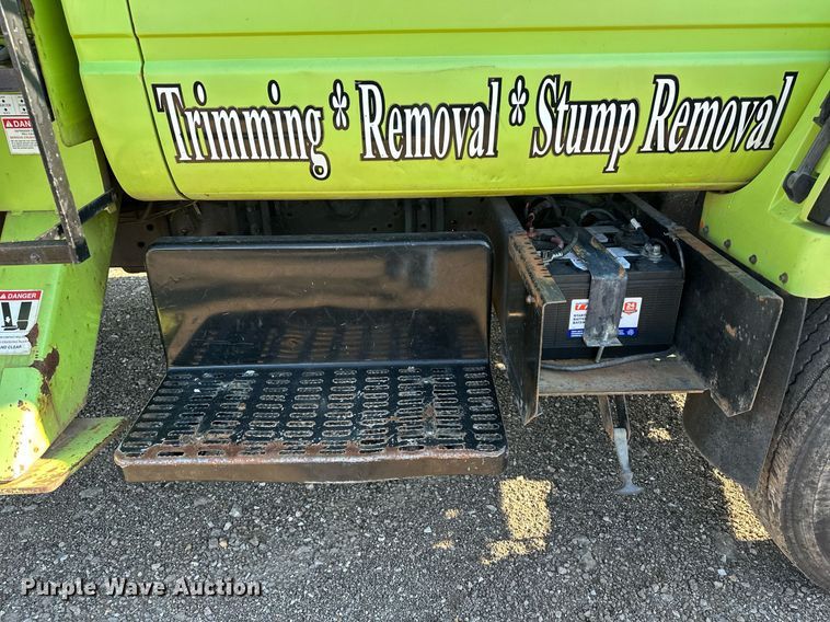 image for item EN3963 2000 GMC C7500 forestry bucket truck