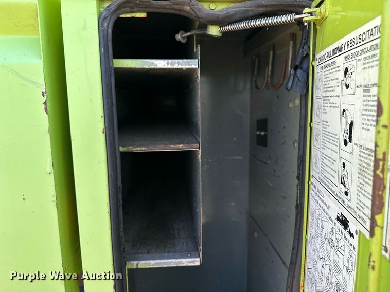 image for item EN3963 2000 GMC C7500 forestry bucket truck