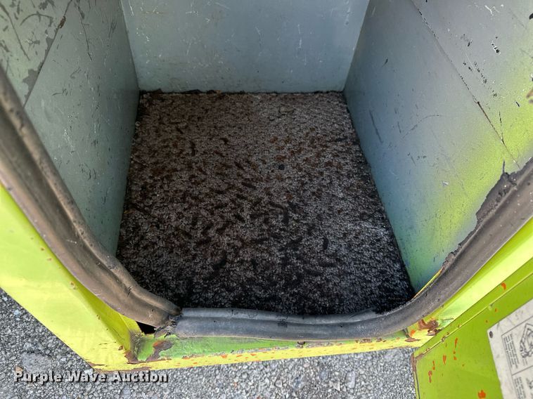 image for item EN3963 2000 GMC C7500 forestry bucket truck