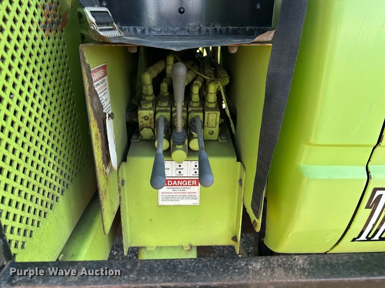 image for item EN3963 2000 GMC C7500 forestry bucket truck